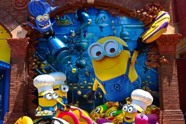 OSAKA, JAPONYA - 17 Haziran 2020: Universal Stüdyoları 'ndaki MINION Heykeli Japonya. Minyonlar Despicable Me animasyonundaki ünlü karakterlerdir. COVID-19 karantinasından sonra Japonya Universal Stüdyoları yeniden açılıyor..