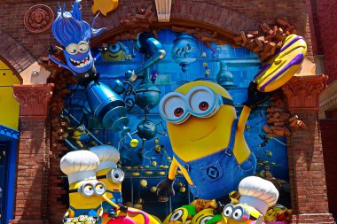 OSAKA, JAPONYA - 17 Haziran 2020: Universal Stüdyoları 'ndaki MINION Heykeli Japonya. Minyonlar Despicable Me animasyonundaki ünlü karakterlerdir. COVID-19 karantinasından sonra Japonya Universal Stüdyoları yeniden açılıyor..