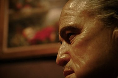 LOS ANGELES, CA - 28 Ekim 2013: Marlon Brando Balmumu figürü - Madame Tussauds Hollywood.Marlon Brando 'nun Baba Don Vito Corleone rolündeki heykeli 