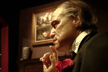 LOS ANGELES, CA - 28 Ekim 2013: Marlon Brando Balmumu figürü - Madame Tussauds Hollywood.Marlon Brando 'nun Baba Don Vito Corleone rolündeki heykeli 