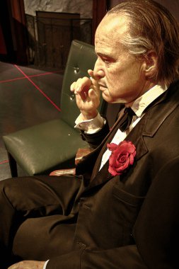 LOS ANGELES, CA - 28 Ekim 2013: Marlon Brando Balmumu figürü - Madame Tussauds Hollywood.Marlon Brando 'nun Baba Don Vito Corleone rolündeki heykeli 
