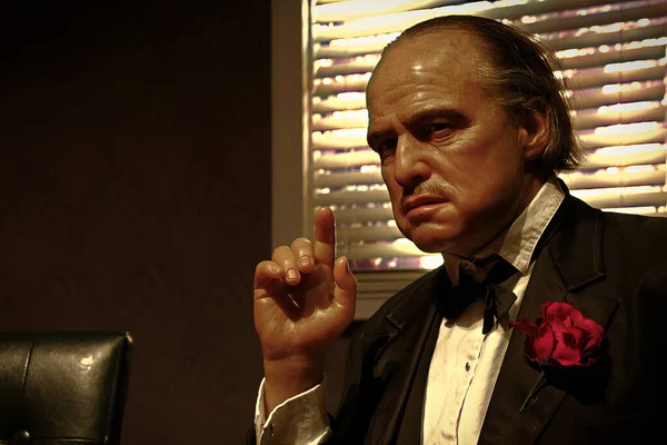 LOS ANGELES, CA - 28 Ekim 2013: Marlon Brando Balmumu figürü - Madame Tussauds Hollywood.Marlon Brando 'nun Baba Don Vito Corleone rolündeki heykeli 