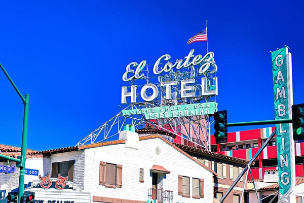 Las Vegas, NV / USA - 27 Eylül 2018 El Cortez Otel ve Kumarhanesi. Las Vegas 'taki en eski kumarhane otellerinden biridir. 1941' den beri aynı Fremont Caddesi 'nde sürekli olarak faaliyet göstermektedir..