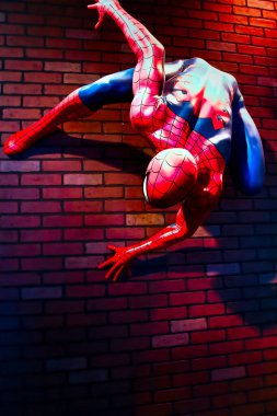 LAS VEGAS, ABD - 25 Ekim 2018: Las Vegas 'taki Madame Tussauds müzesindeki Örümcek Adam Heykeli' ni kapatın..
