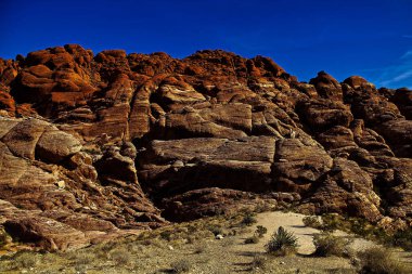 Red Rock Canyon State Park manzaralı çöl uçurumları, popolar ve muhteşem kaya oluşumlarına sahiptir. Park, Sierra Nevada 'nın güney ucunun El Paso Dağları ile birleştiği yerdir.. 