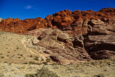 Red Rock Canyon State Park manzaralı çöl uçurumları, popolar ve muhteşem kaya oluşumlarına sahiptir. Park, Sierra Nevada 'nın güney ucunun El Paso Dağları ile birleştiği yerdir.. 