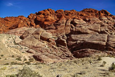 Red Rock Canyon State Park manzaralı çöl uçurumları, popolar ve muhteşem kaya oluşumlarına sahiptir. Park, Sierra Nevada 'nın güney ucunun El Paso Dağları ile birleştiği yerdir.. 