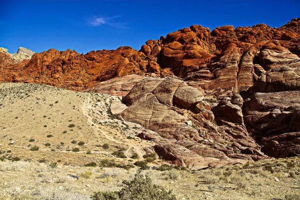 レッドロックキャニオン州立公園は 風光明媚な砂漠の崖 バットや壮大な岩の形成を備えています この公園はシエラネバダ山脈の南端がエルパソ山脈と合流する場所に位置している — ストック写真