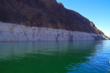 Mead Gölü 'nün kırmızı kayalıklarında beyaz su seviyesi şeridi Hoover Dam.Lake over the Mead National Recreation Aread Gölü' ndeki Hoover Barajı 'na giriyor. Mead Gölü Ulusal Eğlence Bölgesi Mead Gölü' nde, Nevada, Boulder City yakınlarında..
