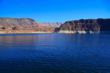 Mead Gölü 'nün kırmızı kayalıklarında beyaz su seviyesi şeridi Hoover Dam.Lake over the Mead National Recreation Aread Gölü' ndeki Hoover Barajı 'na giriyor. Mead Gölü Ulusal Eğlence Bölgesi Mead Gölü' nde, Nevada, Boulder City yakınlarında..