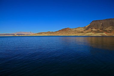 Mead Gölü 'nün kırmızı kayalıklarında beyaz su seviyesi şeridi Hoover Dam.Lake over the Mead National Recreation Aread Gölü' ndeki Hoover Barajı 'na giriyor. Mead Gölü Ulusal Eğlence Bölgesi Mead Gölü' nde, Nevada, Boulder City yakınlarında..