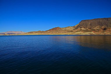 Mead Gölü 'nün kırmızı kayalıklarında beyaz su seviyesi şeridi Hoover Dam.Lake over the Mead National Recreation Aread Gölü' ndeki Hoover Barajı 'na giriyor. Mead Gölü Ulusal Eğlence Bölgesi Mead Gölü' nde, Nevada, Boulder City yakınlarında..
