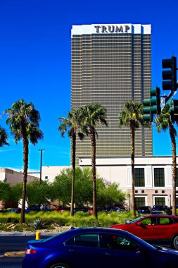 Las Vegas, ABD - 17 Eylül 2018: Las Vegas 'taki Trump International Hotel, NV, adını emlak müteahhidi ve politikacı Donald Trump' tan almıştır. Lüks mülkün camları 24 karatlık altınla kaplıdır..