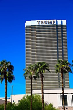 Las Vegas, ABD - 17 Eylül 2018: Las Vegas 'taki Trump International Hotel, NV, adını emlak müteahhidi ve politikacı Donald Trump' tan almıştır. Lüks mülkün camları 24 karatlık altınla kaplıdır..