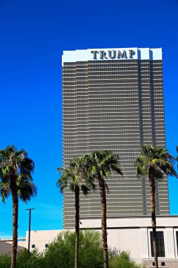 Las Vegas, ABD - 17 Eylül 2018: Las Vegas 'taki Trump International Hotel, NV, adını emlak müteahhidi ve politikacı Donald Trump' tan almıştır. Lüks mülkün camları 24 karatlık altınla kaplıdır..