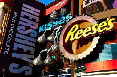 Las Vegas, NV / USA - 09 Ekim 2016: Las Vegas 'taki Hershey' s Chocolate World 'ün dışı. 13.000 ft ² 'lik mağazada 800' den fazla çikolata var..