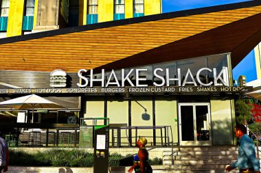 Las Vegas, NV / USA - Ekim 09.2016: Shake Shack Burger Restoranı Las Vegas Striptiz 'de. Ünlü hamburgerci% 100 Angus bifteğiyle tanınıyor ve Las Vegas Strip' te yer alıyor..
