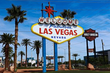 LAS VEGAS, NV / USA - 15 Sep, 2018: Parlak güneşli bir günde Muhteşem Las Vegas tabelasına hoş geldiniz. Las Vegas 'ın kalbinde yer alan Never Sleep City, Nevada Tabelasına hoş geldiniz..