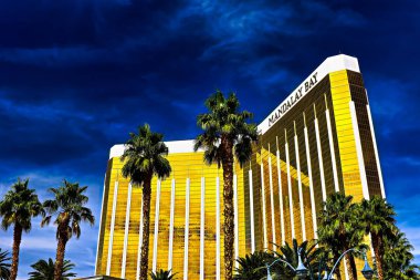 Las Vegas, NV / USA - 15 Ekim 2018; Büyük Mandalay Bay Oteli Tatil Köyü ve Las Vegas Kumarhanesi Modern Mimari Altın Cam Binası 'nın manzaralı girişi.