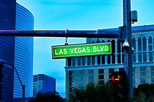 ラスベガスの道路標識Blvd Street Sign Las Vegas Boulevard Green Las Vegas Sign — ストック写真