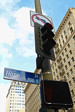 Sokak tabelası. Los Angeles şehir merkezi Hope Caddesi.
