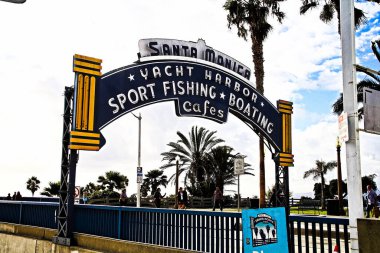 Los Angeles, CA / USA - 29 Ekim 2015: Santa Monica, Kaliforniya 'ya hoşgeldiniz. Şehrin 3.5 millik plaj yerleri var. Santa Monica İskelesi, ünlü kemer işaretli giriş resmi.. 