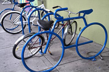 Bisiklet park etme fırsatı. Bisiklet park yerinde bisiklet parkı. Çelik spiral bisiklet park yeri şeklinde modern bisiklet deposu..