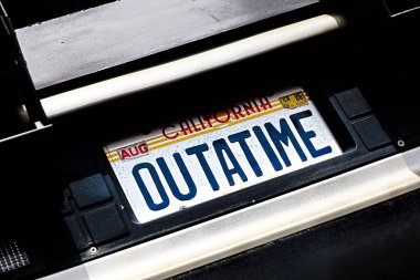 Osaka, Japonya - 12 Şubat 2016: Ready Player One filmini kullanın. Japonya Universal Stüdyoları 'nda Geleceğe Dönüş' ten Delorean DMC-12 plakasının yakın plan fotoğrafı. 