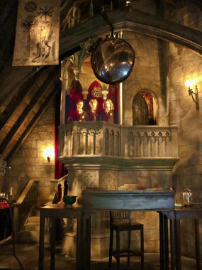 Osaka, Japonya - 5 Kasım 2016: Japonya Universal Stüdyoları 'nda Harry Potter' ın Wizarding World of Harry Potter 'daki Harry Potter Park Şatosu' nun içinde.