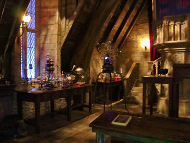 Osaka, Japonya - 5 Kasım 2016: Japonya Universal Stüdyoları 'nda Harry Potter' ın Wizarding World of Harry Potter 'daki Harry Potter Park Şatosu' nun içinde.
