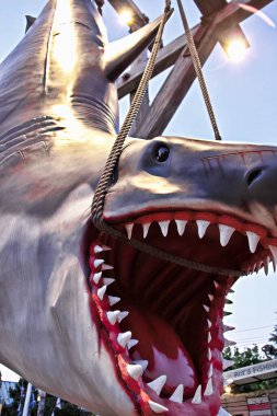 OSAKA, JAPONYA - 13 Ağustos 2020: Japonya Universal Stüdyoları 'nın en ünlü çekimlerinden biri olan asılan JAWS.nin fotoğrafı. 