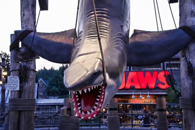 OSAKA, JAPONYA - 13 Ağustos 2020: Japonya Universal Stüdyoları 'nın en ünlü çekimlerinden biri olan asılan JAWS.nin fotoğrafı. 