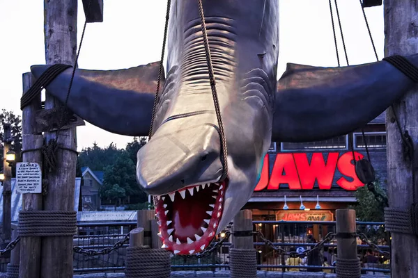 OSAKA, JAPONYA - 13 Ağustos 2020: Japonya Universal Stüdyoları 'nın en ünlü çekimlerinden biri olan asılan JAWS.nin fotoğrafı. 
