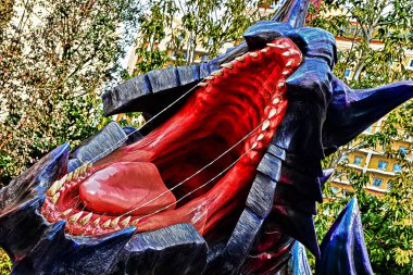 Osaka, Japonya - Şubat 06.2016 - Canavar Avcısı Nesiller 'den Glavenus' un gösterimi. Glavenus 'un Japonca adı (Dinovaldo) Dinozor, Nova ve Halberd' e atıftır..