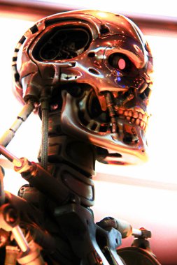 OSAKA, JAPONYA - 17 Haziran 2020: COVID-19 'dan sonra yeniden açılan Universal Stüdyoları' nın en ünlü eğlencelerinden biri olan Terminatör 3D 'den T-800 Endoskeleton' un fotoğrafı.