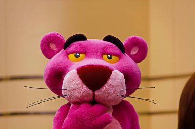 Osaka, JAPAN - 14 Nisan 2017: Japonya Universal Stüdyoları 'ndaki karakter selamlaması sırasında Pembe Panter.