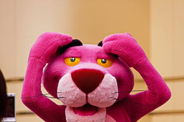 Osaka, JAPAN - 14 Nisan 2017: Japonya Universal Stüdyoları 'ndaki karakter selamlaması sırasında Pembe Panter.