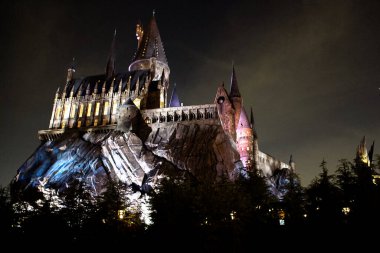 Osaka, Japonya - 02 Aralık 2017: Japonya Universal Stüdyoları 'nda Harry Potter' ın Büyücülük Dünyası 'ndaki Hogwarts şatosunun görüntüsü.