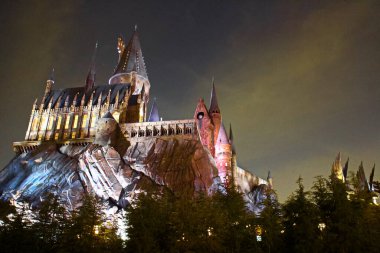 Osaka, Japonya - 02 Aralık 2017: Japonya Universal Stüdyoları 'nda Harry Potter' ın Büyücülük Dünyası 'ndaki Hogwarts şatosunun görüntüsü.