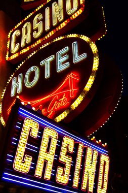 LAS VEGAS, NV - 16 Sep 2018: Las Vegas 'ta gece aydınlatılmış Golden Gate Hotel & Casino tabelası. Fremont Street Experience 'deki en eski ve en küçük oteldir..