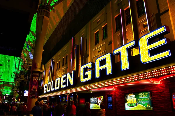 LAS VEGAS, NV - 16 Sep 2018: Las Vegas 'ta gece aydınlatılmış Golden Gate Hotel & Casino tabelası. Fremont Street Experience 'deki en eski ve en küçük oteldir..