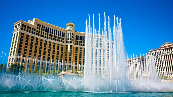 Las Vegas, NV / USA - 15 Eylül 2018: Las Vegas Bellagio Çeşmeleri. Birçok filmde yer alan, müzikle senkronize dans eden büyük bir çeşmedir..