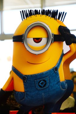 OSAKA, JAPONYA - 13 Kasım 2019 Japonya Universal Stüdyoları 'ndaki MINION heykelini kapatın. Minyonlar Despicable Me animasyonundan ünlü karakterlerdir..