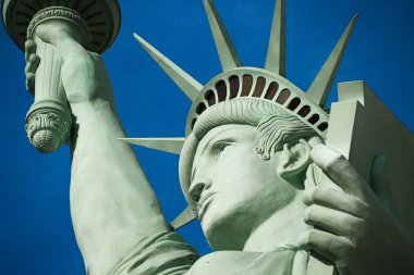 Özgürlük Anıtı, Auguste Bartholdi tarafından tasarlanmış bir Fransız heykeltraştır. 28 Ekim 1886 'da ABD' nin en ünlü ikonlarından biri olan Gustave Eyfel tarafından yapılmıştır..