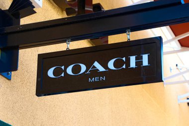 LAS VEGAS, NEVADA - 11 Ekim 2016: Las Vegas, NV 'deki ünlü Premium mağazasının Store Front Tabelasında COACH Logosu.
