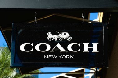 LAS VEGAS, NEVADA - 11 Ekim 2016: Las Vegas, NV 'deki ünlü Premium mağazasının Store Front Tabelasında COACH Logosu.