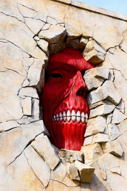 Osaka, Japonya - 6 Şubat 2015: Japonya Universal Stüdyoları 'ndaki Titan Saldırısı' ndan (Shingeki no Kyojin) kalma duvar devi heykeli.