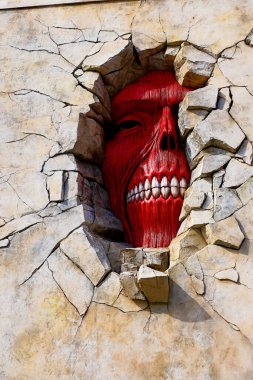 Osaka, Japonya - 6 Şubat 2015: Japonya Universal Stüdyoları 'ndaki Titan Saldırısı' ndan (Shingeki no Kyojin) kalma duvar devi heykeli.