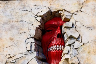 Osaka, Japonya - 6 Şubat 2015: Japonya Universal Stüdyoları 'ndaki Titan Saldırısı' ndan (Shingeki no Kyojin) kalma duvar devi heykeli.