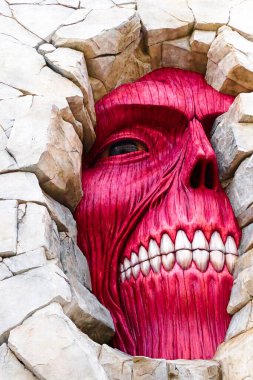 Osaka, Japonya - 6 Şubat 2015: Japonya Universal Stüdyoları 'ndaki Titan Saldırısı' ndan (Shingeki no Kyojin) kalma duvar devi heykeli.